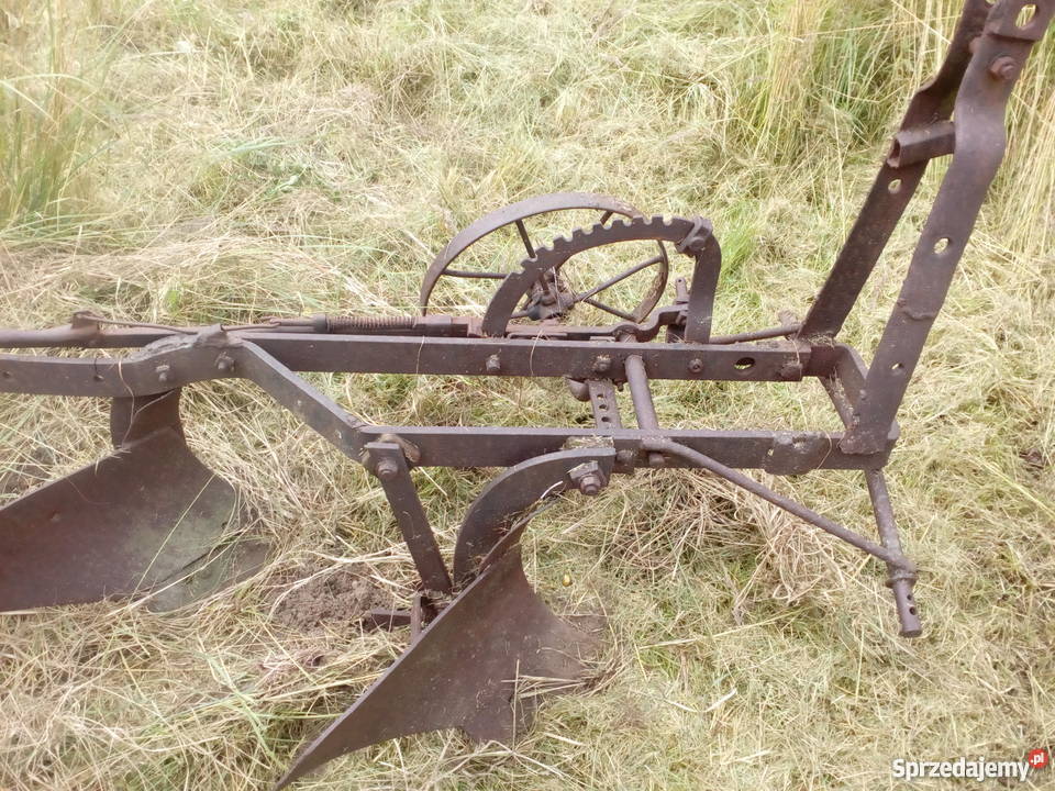 Pług konny przerobiony na ciągnikowy nieuszkodzony Pługi
