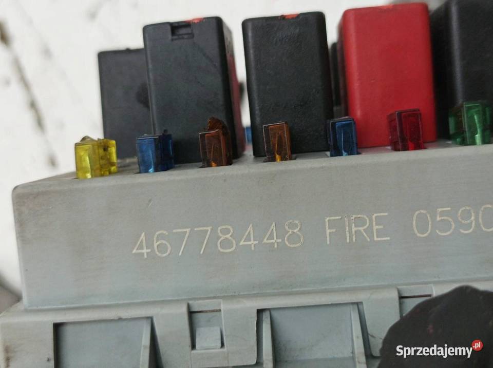 SKRZYNKA BEZPIECZNIKÓW 46778448 12 B 80 Fiat