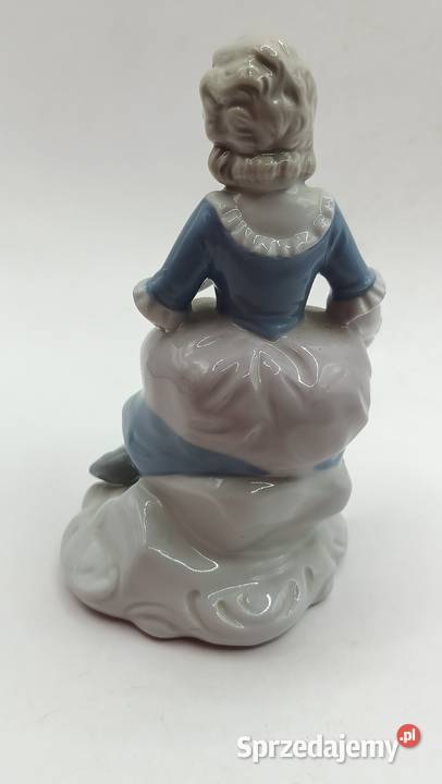 Ceramiczna szkliwiona figurka damy z książką Zamość