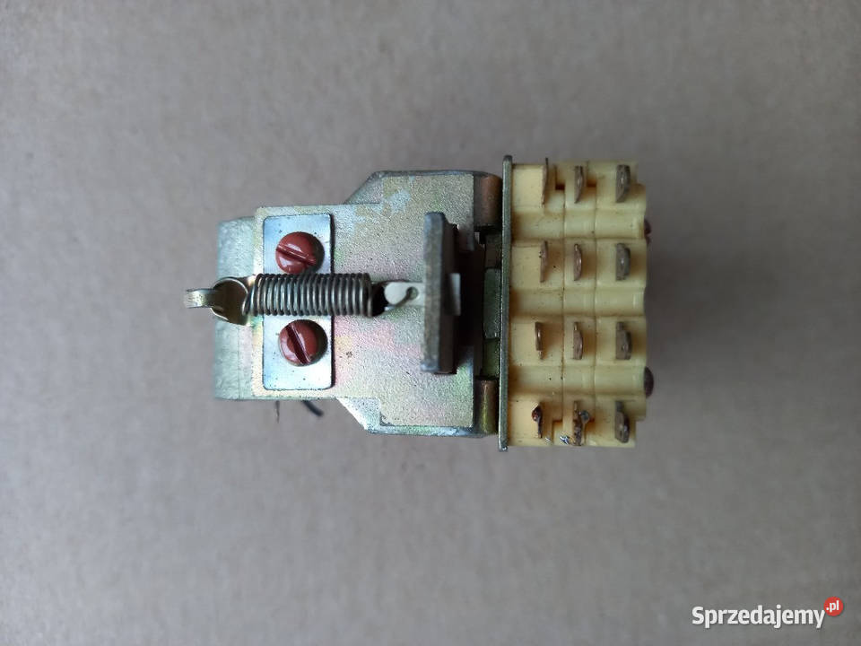 Przekaźnik elektromagnetyczny z czasów PRL