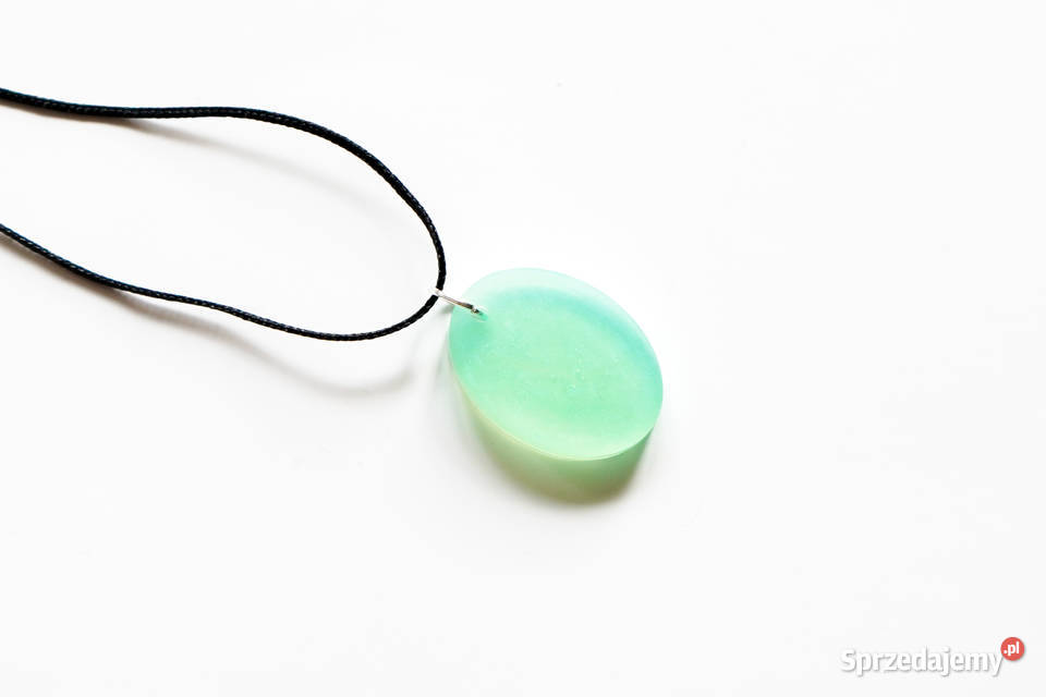 Jasnozielony owalny wisiorek z żywicy Biżuteria dla Pań Warszawa
