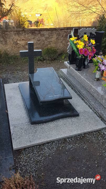 Nagrobek urnowyimpala strzegomski z posadzką