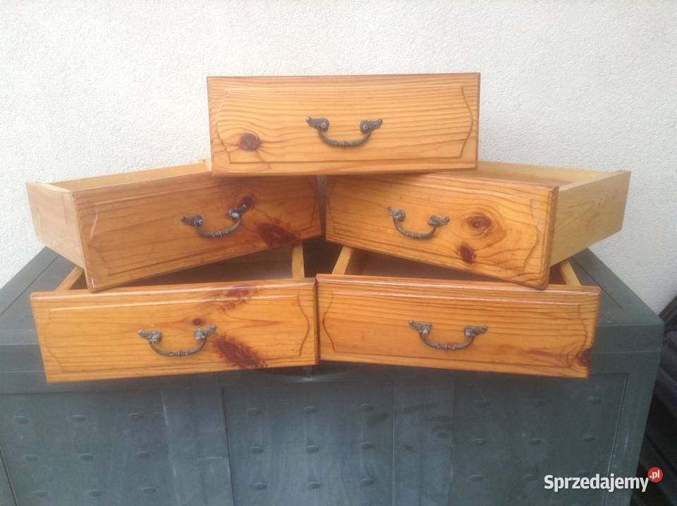 Zestaw 5 szuflad z  litego drewna z metalowymi okuciami .