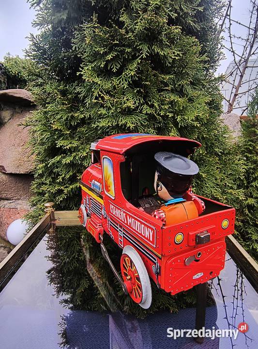 Stara lokomotywa parowóz metalowy na baterie PRL Klenica