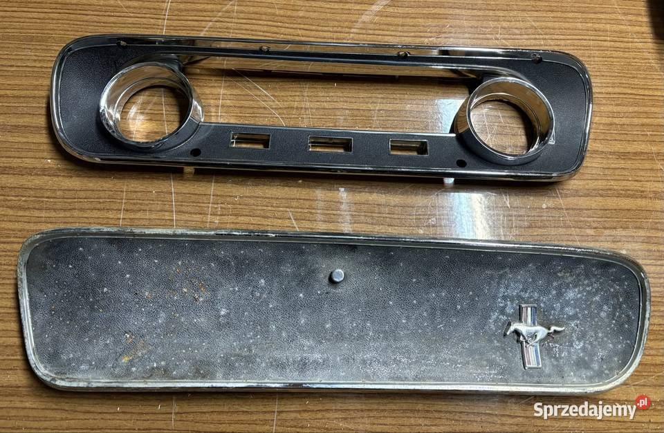 Ramka zegarów i drzwiczki schowka Ford Mustang Stare Skoszewy