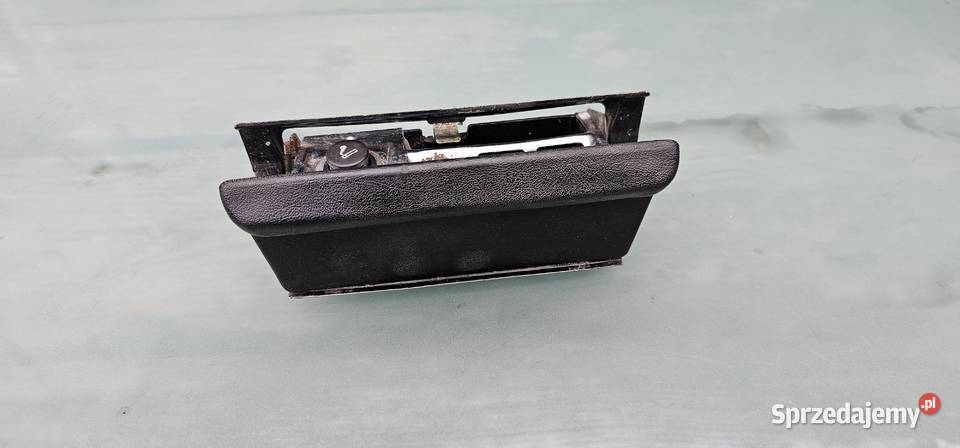 Popielniczka mercedes w123 Rok produkcji 1982 wielkopolskie Zbąszyń