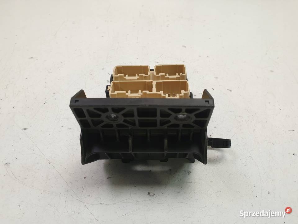 Toyota Avensis T25 SKRZYNKA BEZPIECZNIKÓW osobowe Rudka