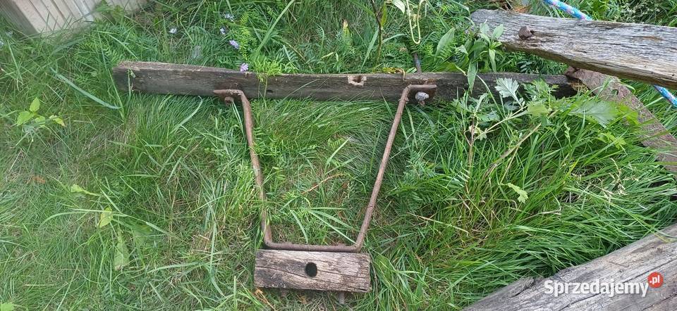 Stary drewniany wał kołowrotu studni z korbą lubelskie Puławy