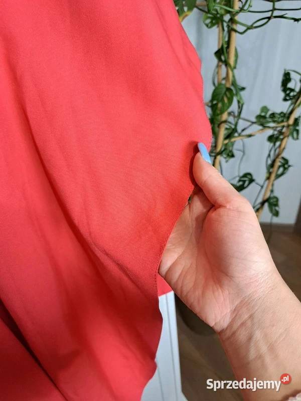 Czerwona sukienka asymetryczna z odkrytymi Trąbki Wielkie