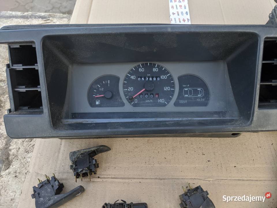 Fiat 126p FLX elementy wyposażenia licznik osobowe