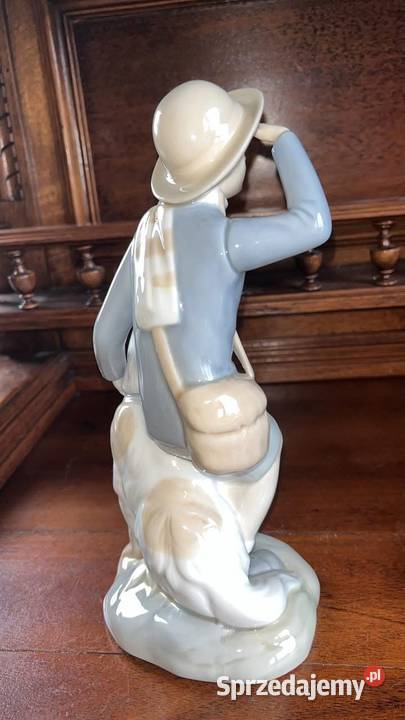 Figurka chłopięca z psem Bloodhound Syg Miquel Porcelana i szkło Gdańsk