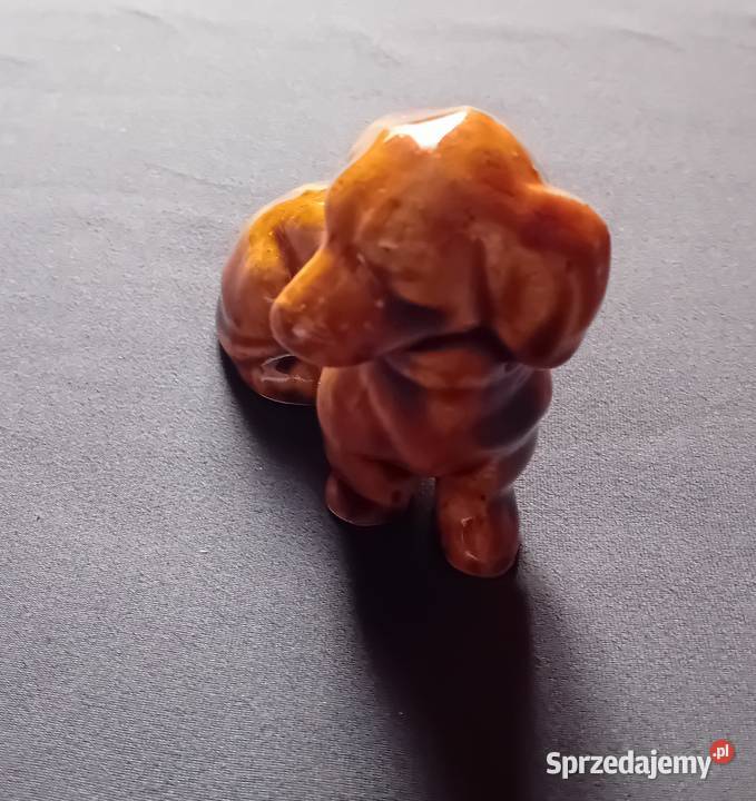 Figurka z porcelitu siedzący piesek jamnik PRL Koźminek