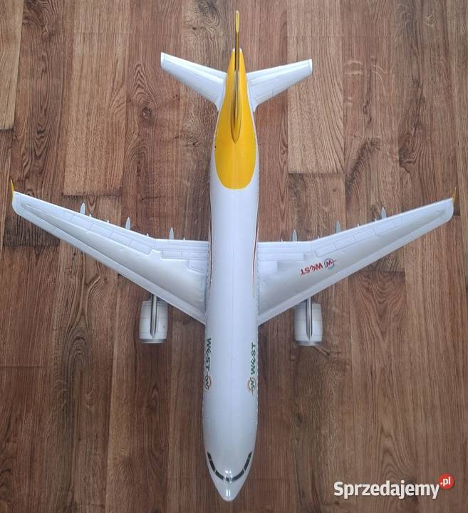 Duży samolot pasażerski WEST Aviation na Zielona Góra