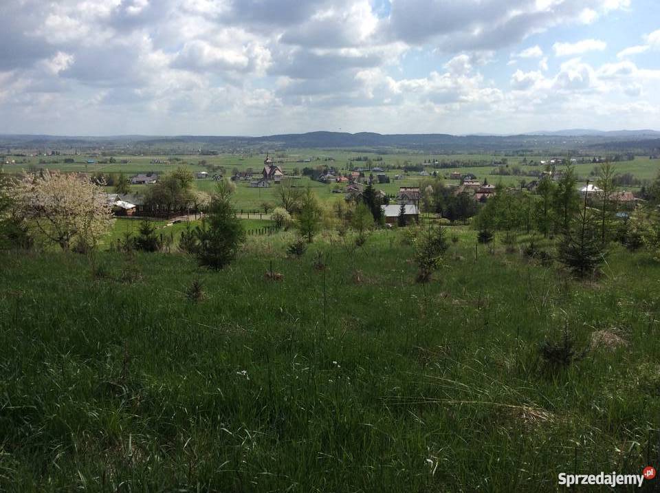 Uroczy dom drewniany w zacisznym miejscu Lipinki