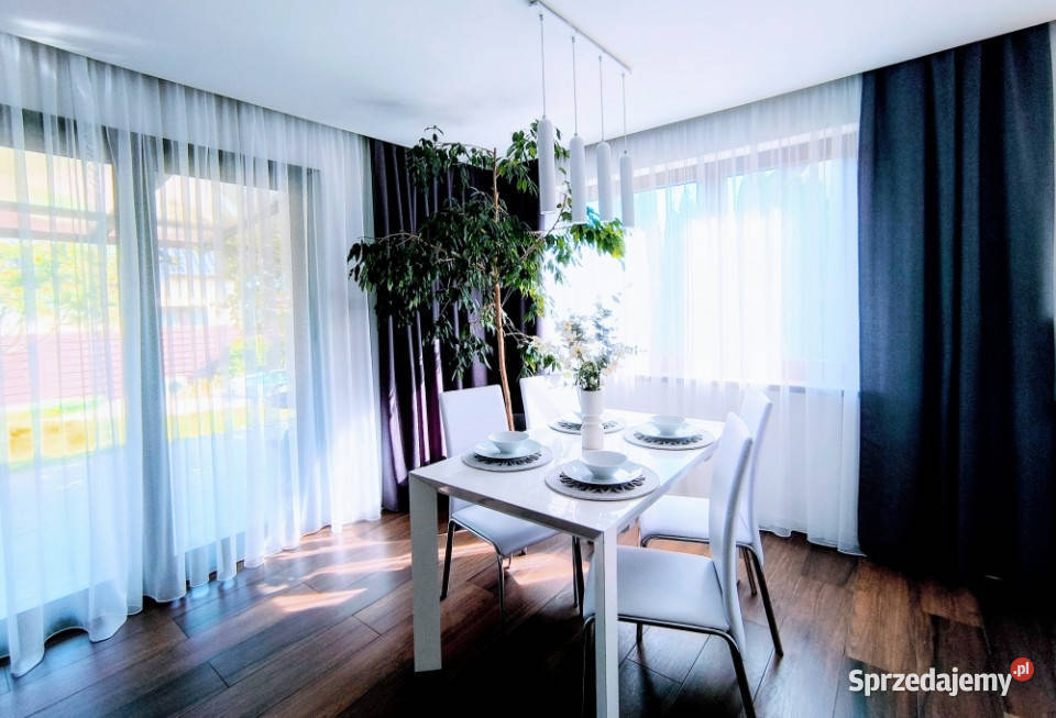 Nowoczesny bliźniak z ogrodem tarasem i basenem utwardzona Obora