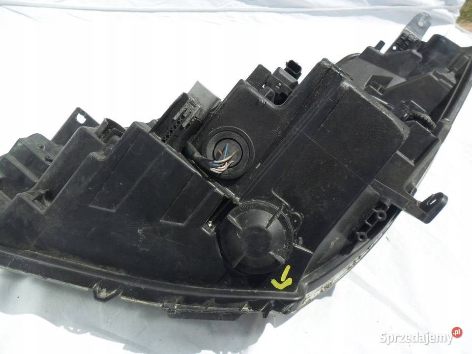 Toyota Yaris III 3 lift reflektor prawy przedni Lampy przednie Nowy Tomyśl