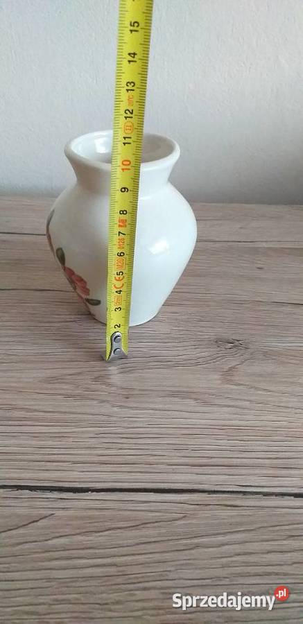 Biały ceramiczny wazonik prl