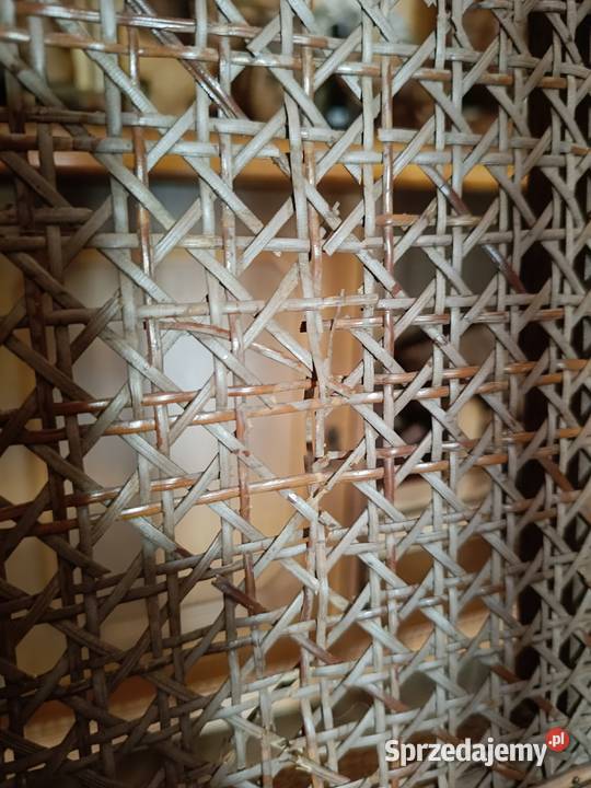 Stare drewniane krzesła rzeźbione z rafią sprzedam