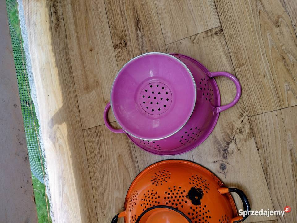 Dwa durszlaki emaliowane do ozdoby Choszczno