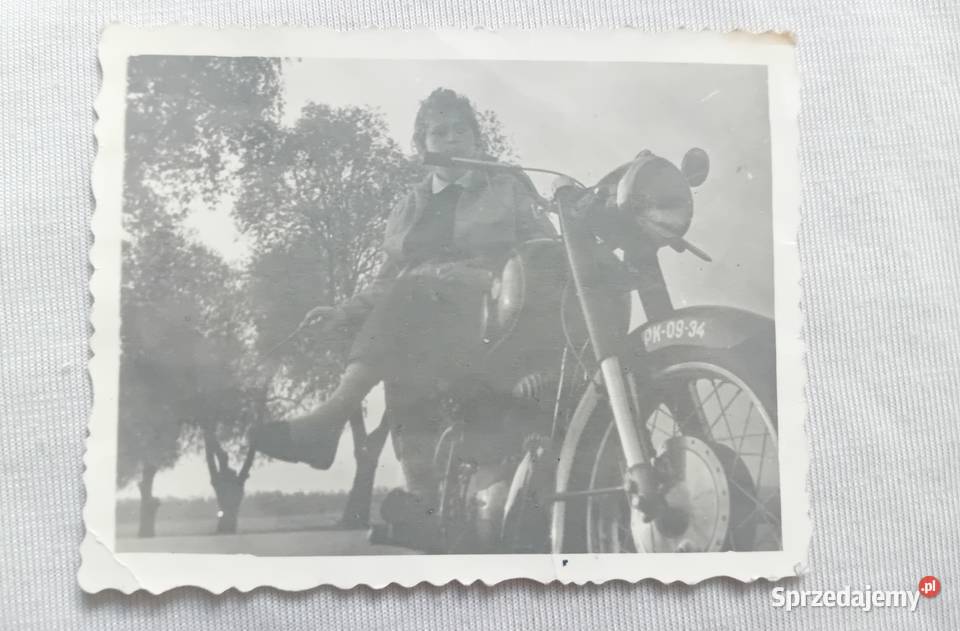 Stara fotografia kobieta na motocyklu WSK 125 Koźminek