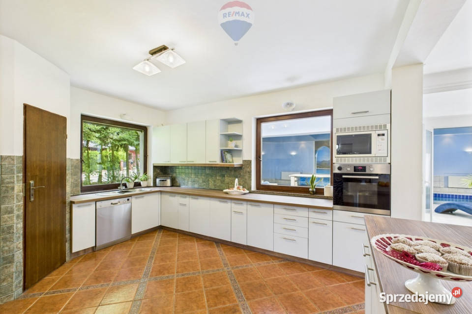 Dom z krytym basenem i pięknym ogrodem Kunice