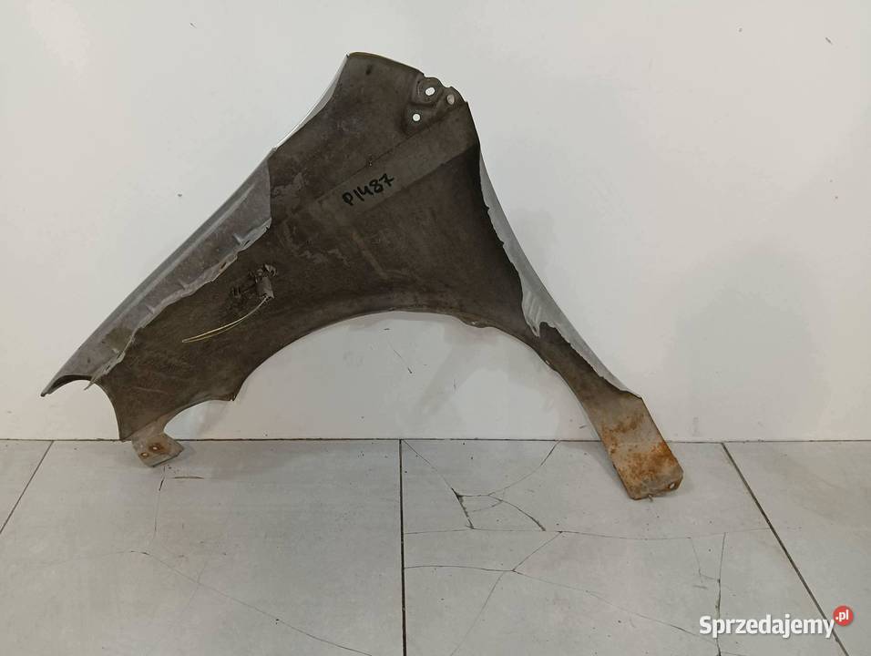 BŁOTNIK PRAWY PRZÓD SREBRNY Toyota Yaris I