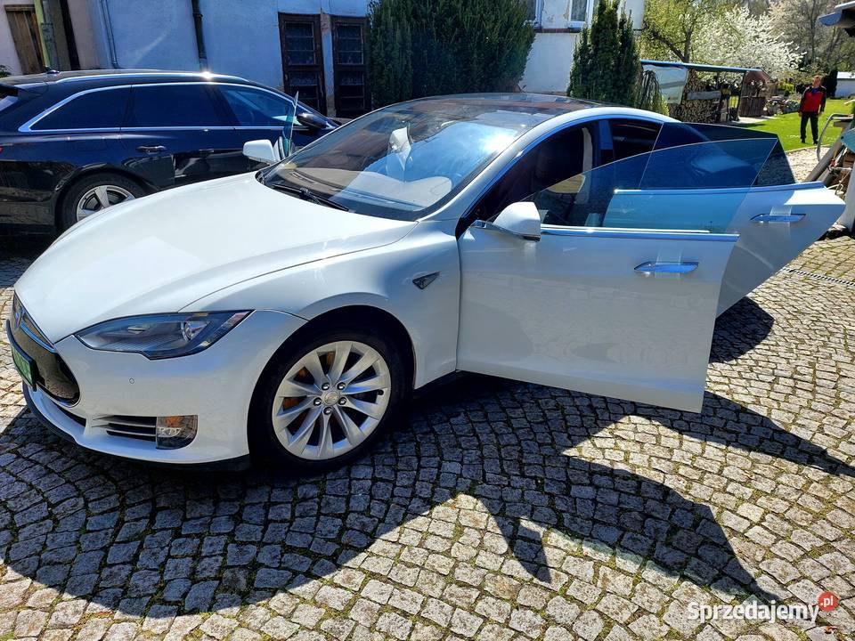 Tesla Model S S75 LTE CCS aplikacja garażowana Księginice