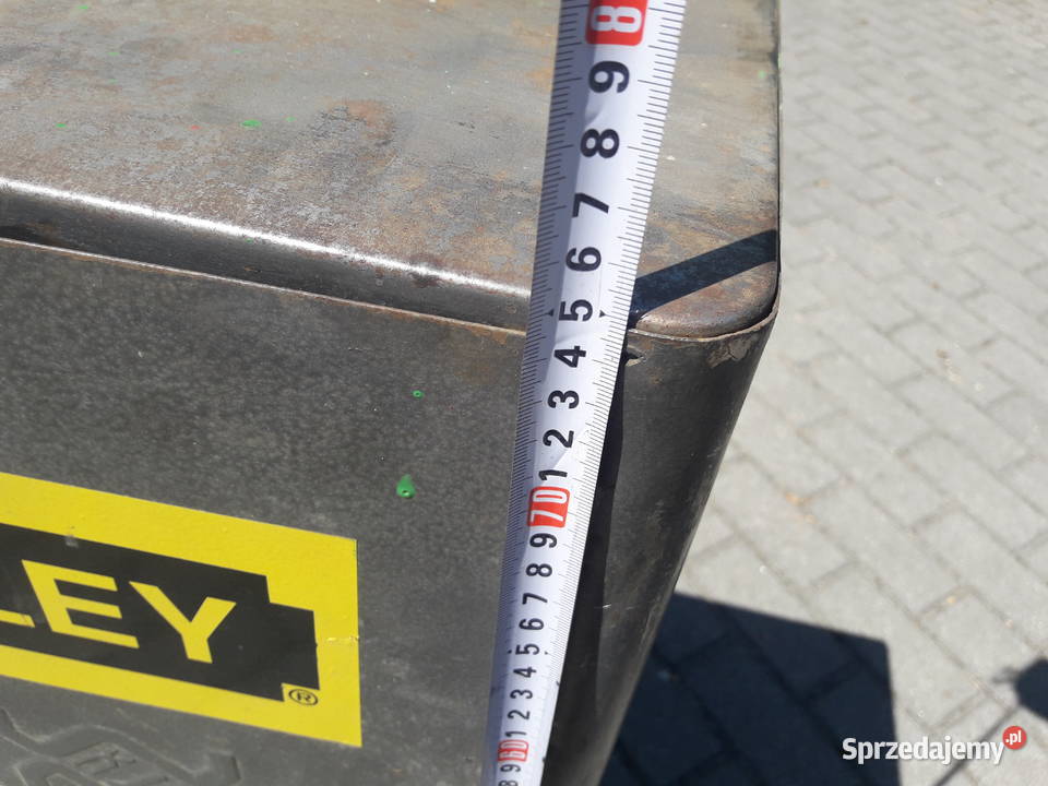 Stara metalowa szafka narzędziowa z okresu PRL u Gdynia
