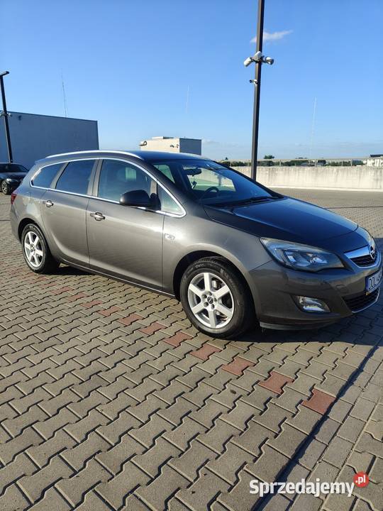 Opel Astra J Sports Tourer Kombi 14 Turbo 140 światła przeciwmgielne Samochody osobowe dolnośląskie Oława