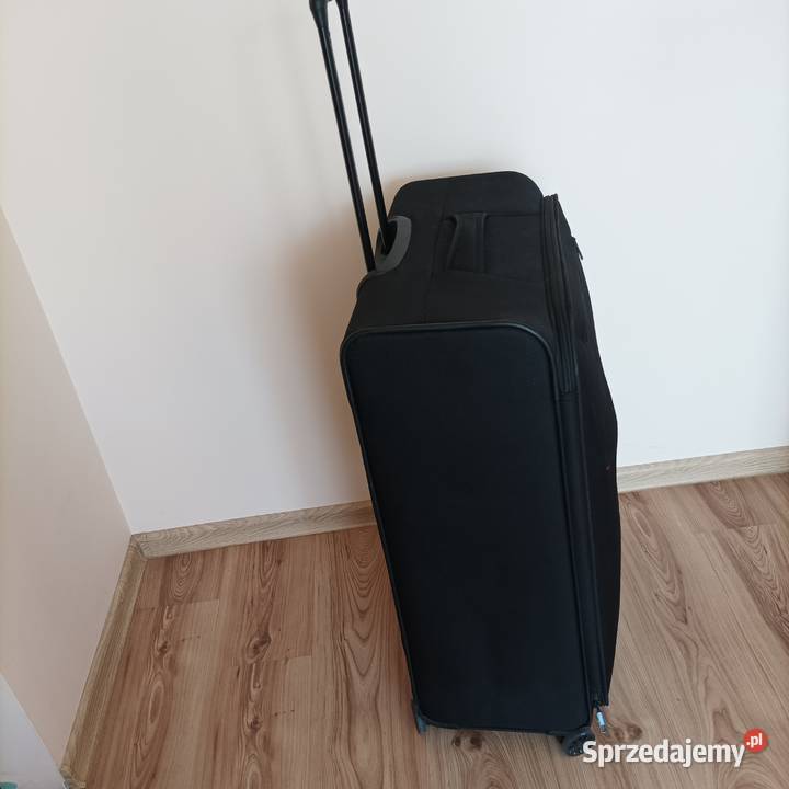 Duża walizka podróżna na kółkach