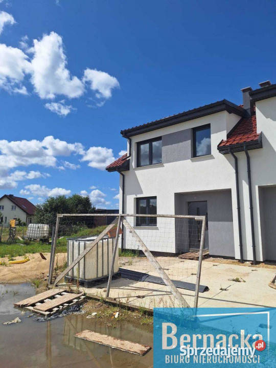 Dom w zabudowie bliźniaczej na dużej działce utwardzona