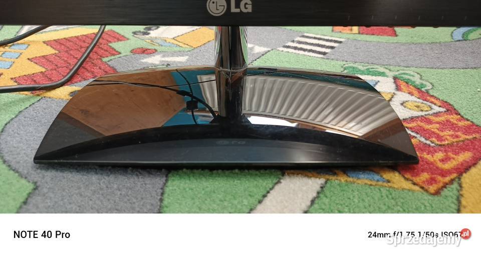 Monitor LG z przejściówką na HDMI