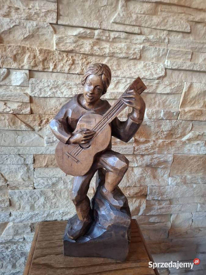 Rzeźba z drewna gitarzysta grajek na gitarze małopolskie Lubień