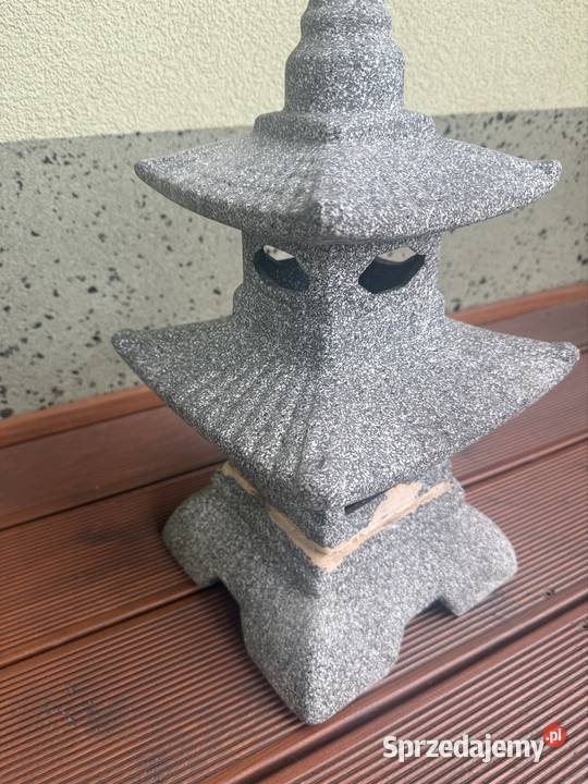 Stylowy domek lampion ogrodowy w kształcie
