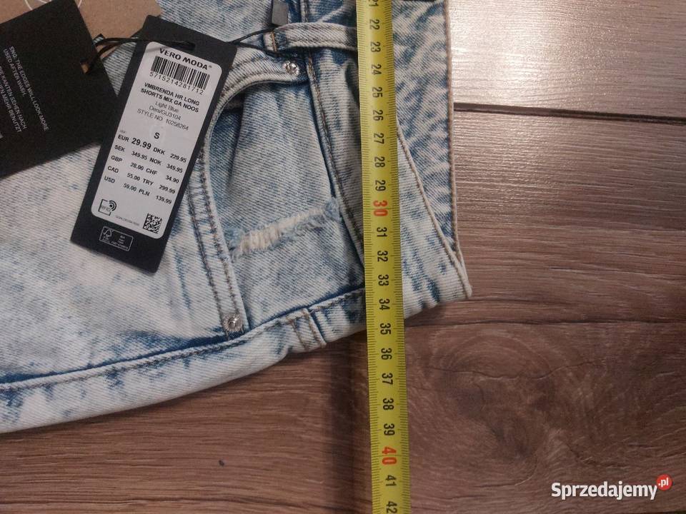 Spodenki jeansowe z przetarciami marki Vero Moda Kobyłka