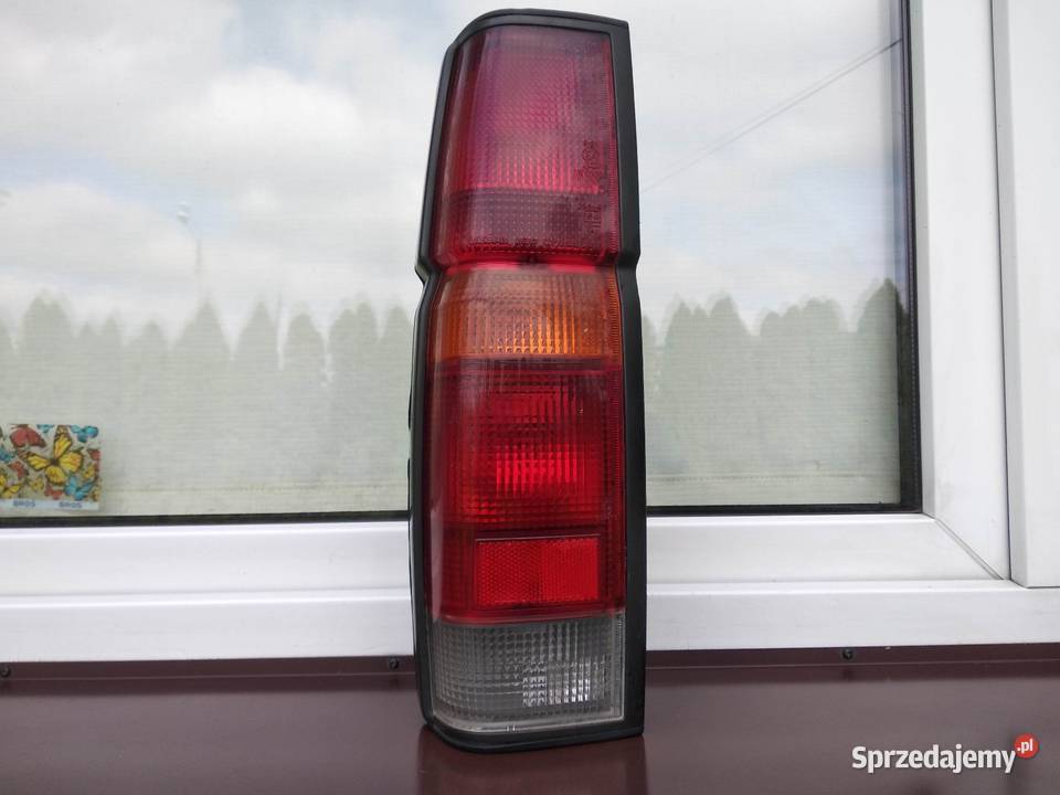 Nissan Navara D21 King Cab lampa tył tylna lewa Sieradz
