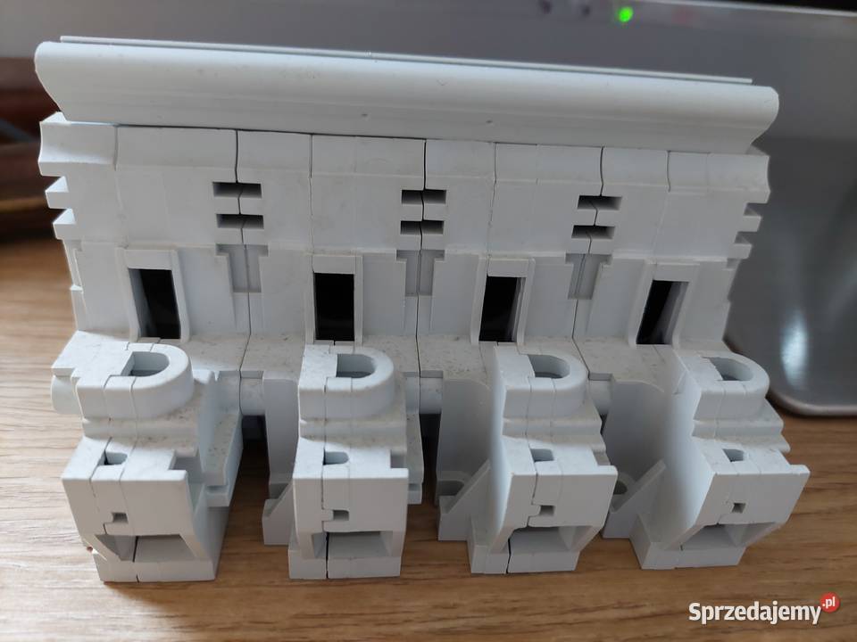 Sprzedam rozłącznik izolacyjny Legrand 22x58 Budownictwo i akcesoria Koszęcin