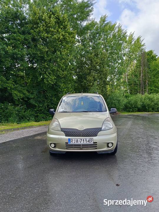 Toyota Yaris Verso minivan 14 Benz Albigowa