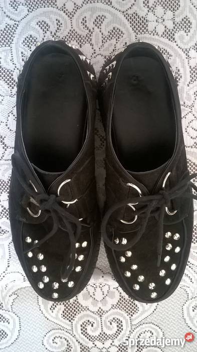 Czarne creepersy z ozdobnymi ćwiekami