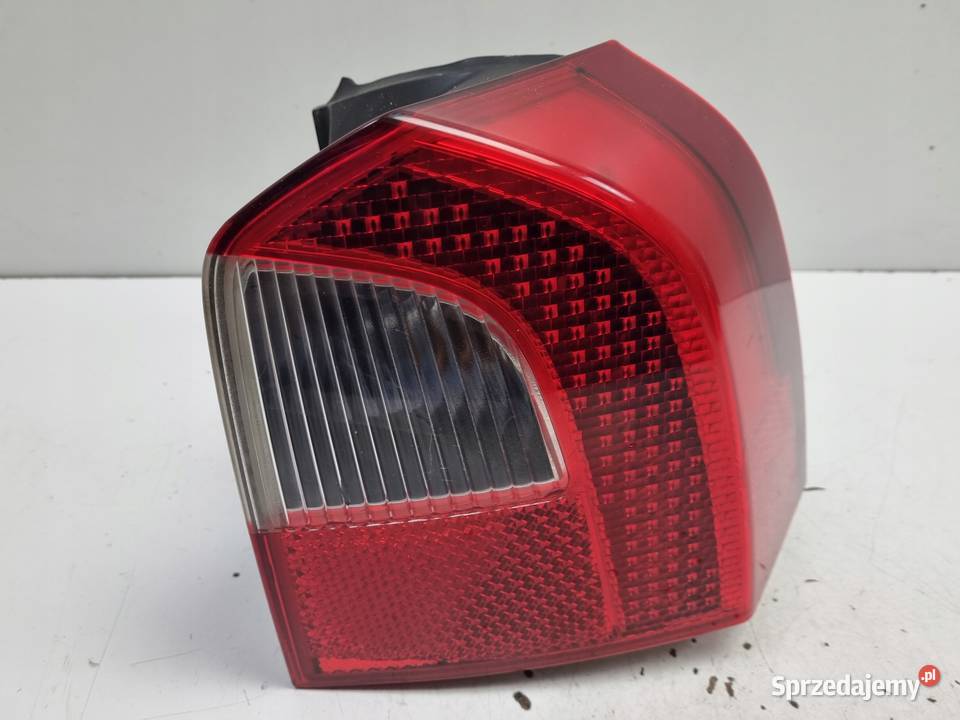 Volvo V70 III XC70 TYLNIA TYLNA LAMPA PRAWA osobowe Lampy tylne Janów