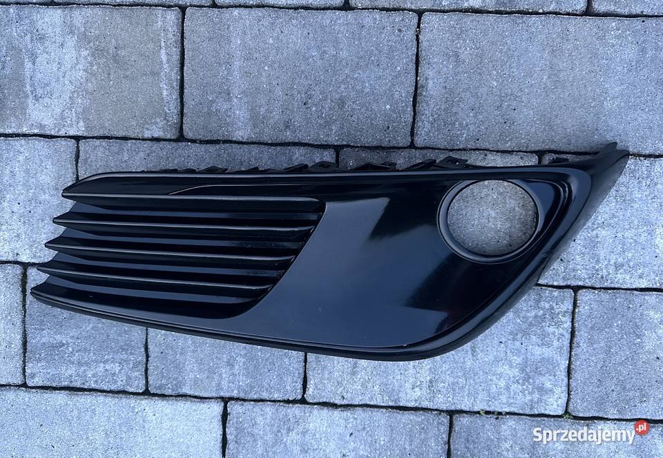 Toyota AURIS II 5203002210 RAMKA HALOGENU KRATKA Motoryzacja Białystok