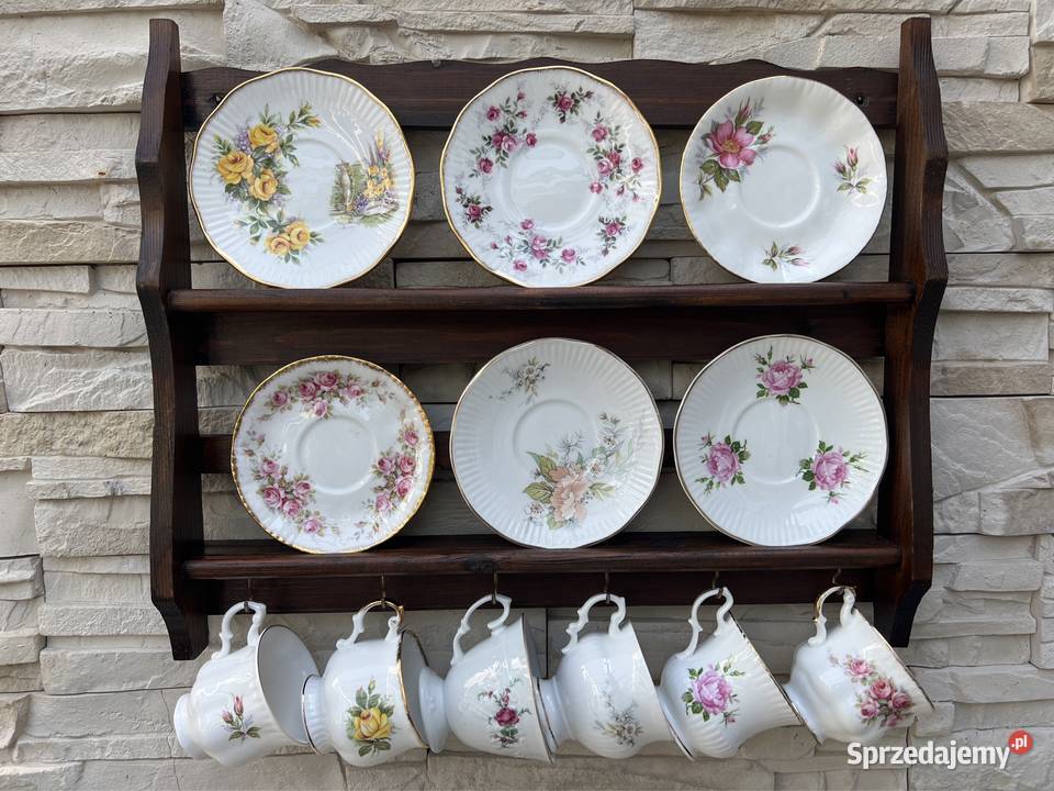 Stara porcelana sygnowana filiżanka na półce