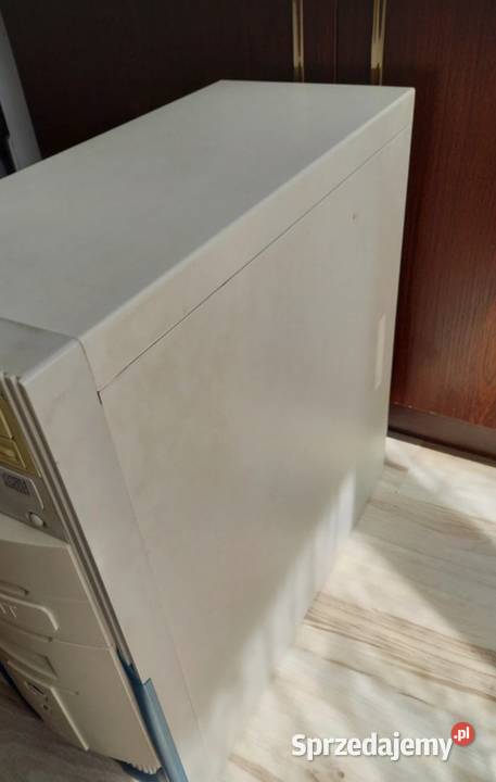 Retro obudowa PC z zawartością Susz