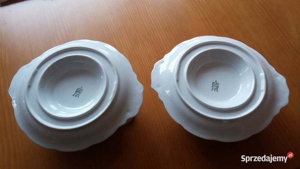 Sygnowana sosjerka z białej porcelany WAWEL