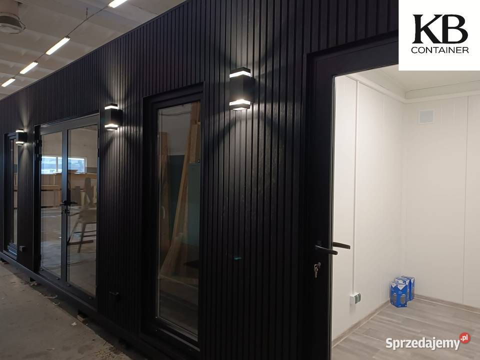 Czarny kontener 80 x 30 m z lamelami i dostawą