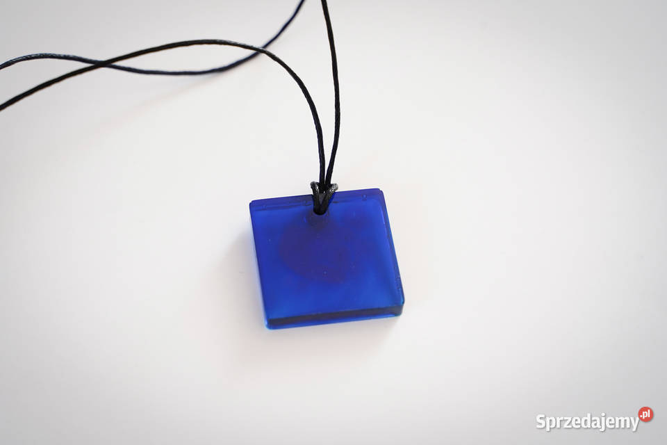 Kwadratowy niebieski wisiorek 29x29 na sznurku Warszawa