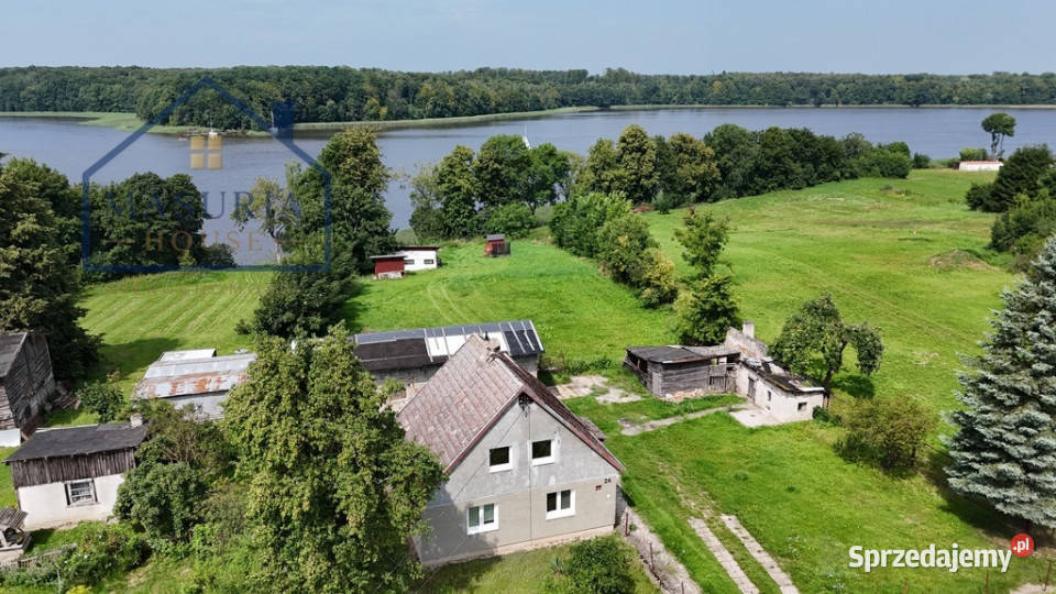 Zabudowana działka z linią brzegową Jezioraka asfalt Szałkowo