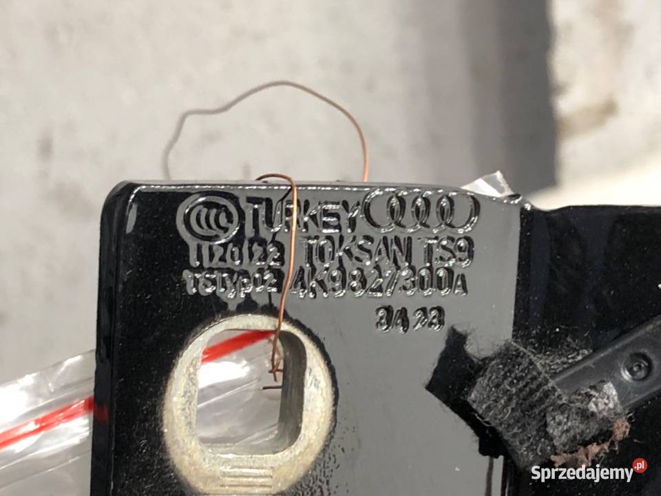 ZAWIAS KLAPY PRAWY TYŁ AUDI A6 C8 Kombi