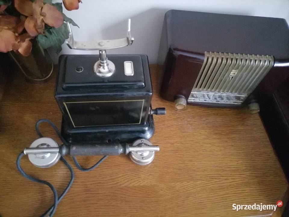 Stary telefon na korbke z lat 30 tych