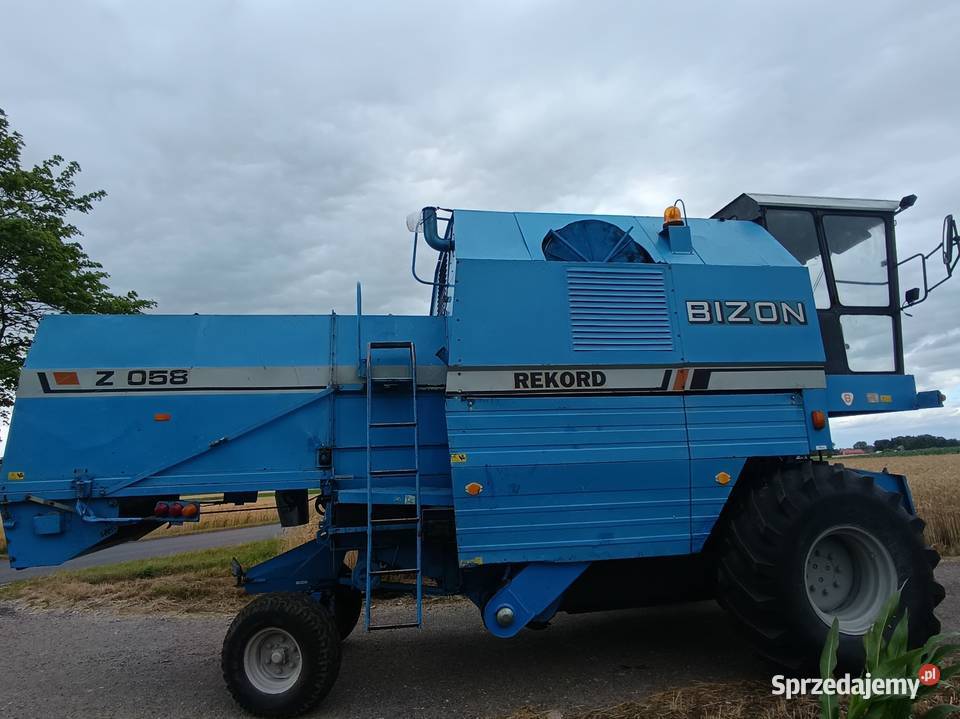 Kombajn zbożowy Bizon Rekord niebieski na dużej Kutno